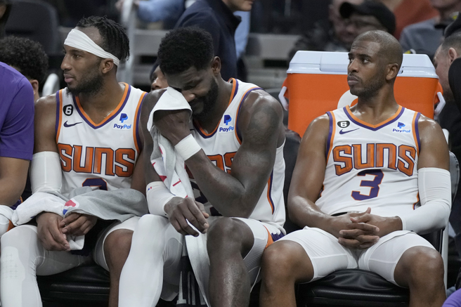 保羅（右）、艾頓（中）身穿太陽戰袍的日子，可能進入倒數計時。（美聯社資料照）