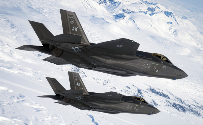 两架F-35A隐形战机在太平洋阿拉斯加联合靶场（Joint Pacific Alaska Range Complex）上空飞行的画面。（美国空军）