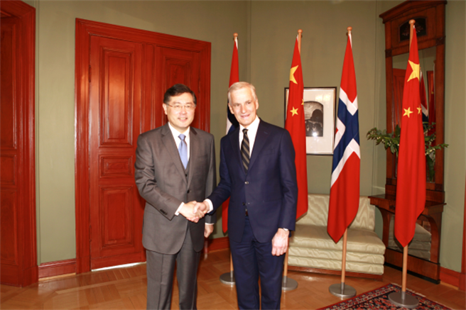 挪威首相与外长见秦刚，强调挪中都受益于国际自由贸易，不支持脱鉤断链。图为会见挪威首相斯特勒。（大陆外交部）