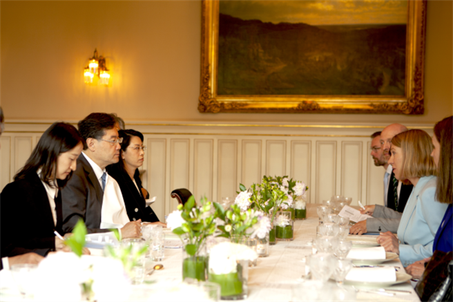 挪威首相与外长见秦刚，强调挪中都受益于国际自由贸易，不支持脱鉤断链。图为会见挪威国会外交与国防事务委员会议员。（大陆外交部）