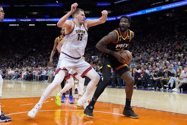 艾顿(右)在刚结束的西区准决赛表现不理想。(美联社资料照)