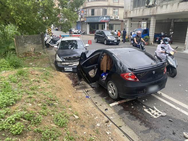 车祸撞断电线杆和警车，乘客趁隙落跑闯民宅才知原是通缉犯。(警方提供／吕筱蝉桃园传真)