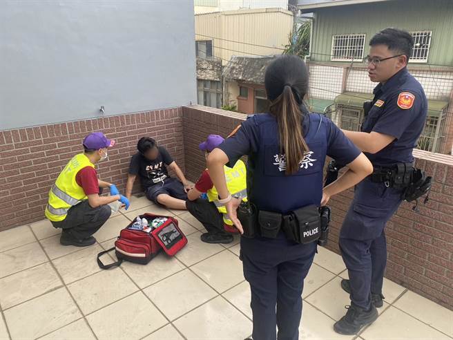 车祸撞断电线杆和警车，乘客趁隙落跑闯民宅才知原是通缉犯。(警方提供／吕筱蝉桃园传真)