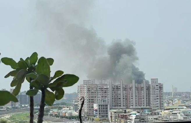 台中北屯「贼仔市」大火！黑烟直窜天际，伤亡不明抢救中。(吴宜珊摄)