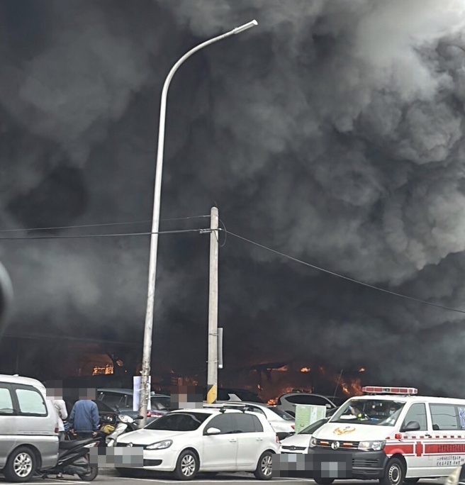 台中北屯「贼仔市」大火！黑烟直窜天际，伤亡不明抢救中。(翻摄记者爆料网)
