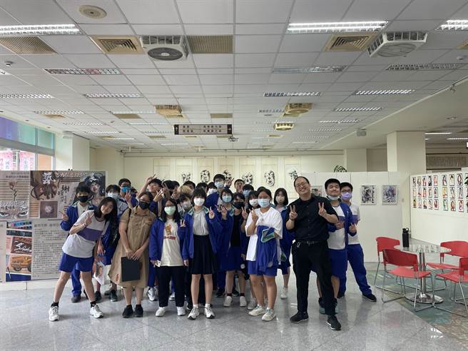 华夏科技大学于3月13日至5月13日在华夏科技大学图书馆举办「艺想天开奇幻创作展」。（校方提供）