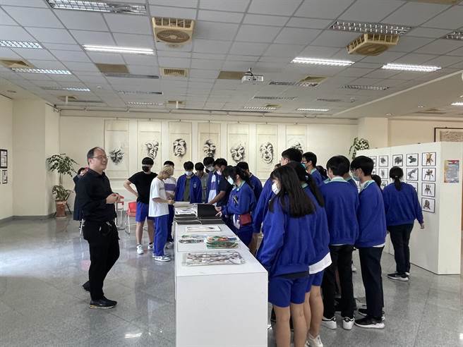 华夏科技大学于3月13日至5月13日在华夏科技大学图书馆举办「艺想天开奇幻创作展」。（校方提供）