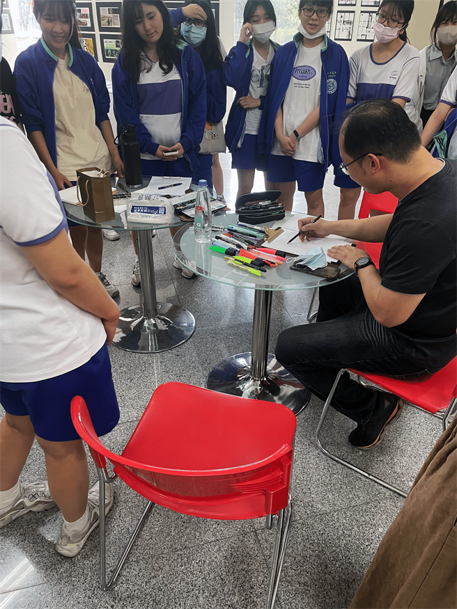 华夏科技大学于3月13日至5月13日在华夏科技大学图书馆举办「艺想天开奇幻创作展」。（校方提供）