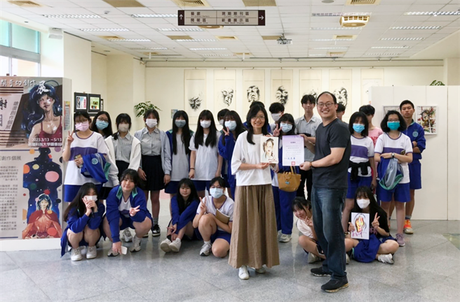 华夏科技大学于3月13日至5月13日在华夏科技大学图书馆举办「艺想天开奇幻创作展」。（校方提供）