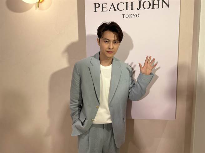 王子（邱胜翊）12日到PEACH JOHN中山店担任一日店长。（郑宜熏摄）