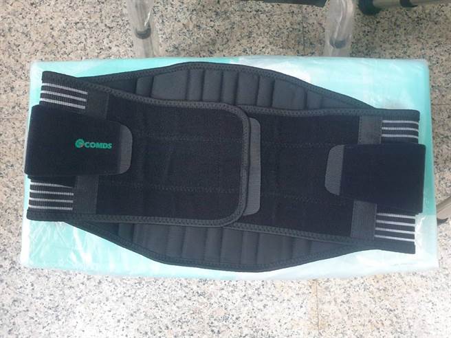 阿嬷丢掉护腰哭得很伤心，警员廖先清协寻未果，自掏腰包买护腰送阿嬷，传为佳话。（台中市文化局提供／陈淑芬台中传真）