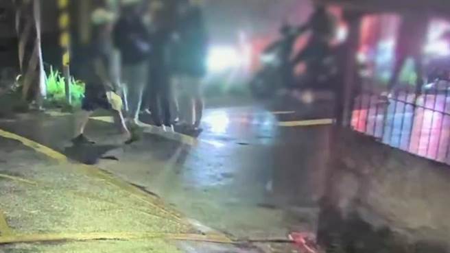 9名男子看见两名被害人现身，立即上前攻击，造成一人受到穿刺伤。（翻摄照片／林郁平台北传真）