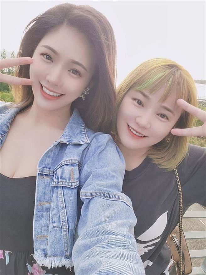 易冷（左）和妈妈关系像朋友。（17LIVE提供）