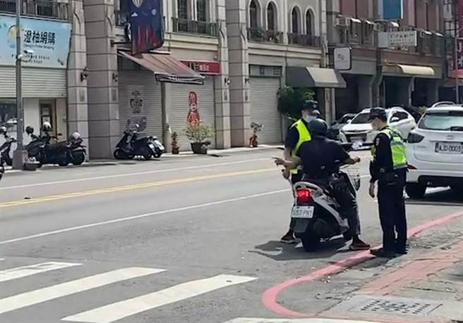 高雄市二圣路与瑞祥街口遭人录影检举是「行人地狱」，短短15秒就有3位行人差点遭转弯的汽机车「衝撞」。前镇分局13日上午派员至现场加强取缔，强调该路口已取缔240件违规，将针对影片中的违规车辆开罚。（高市前镇分局提供／袁庭尧高雄传真）