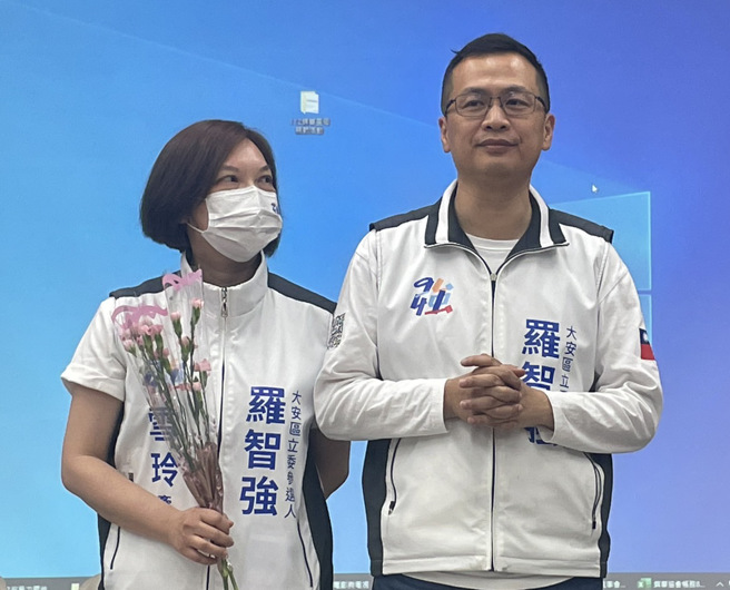 国民党第六选区（大安区）立委初选13日公布民调，总统府前副秘书长罗智强出线，他与妻子出面感谢大家。（季志翔摄）