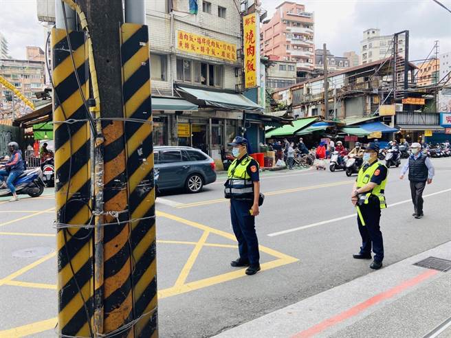 文山二警分局加强取缔路口不礼让行人。（翻摄画面）