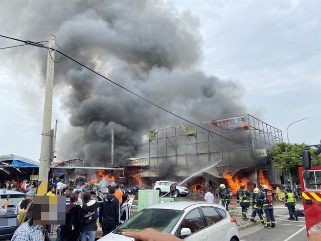 台中市太原路三段发生火灾，延烧附近的跳蚤市场。（台中市消防局提供／陈淑芬台中传真）