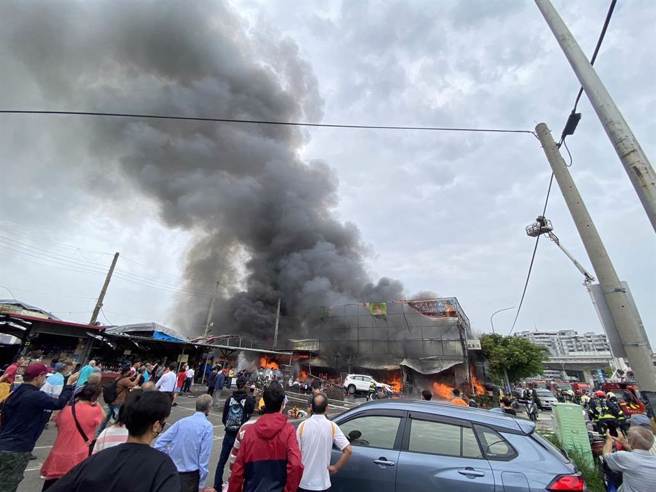 台中市太原路三段发生火灾，延烧附近的跳蚤市场。（台中市消防局提供／陈淑芬台中传真）
