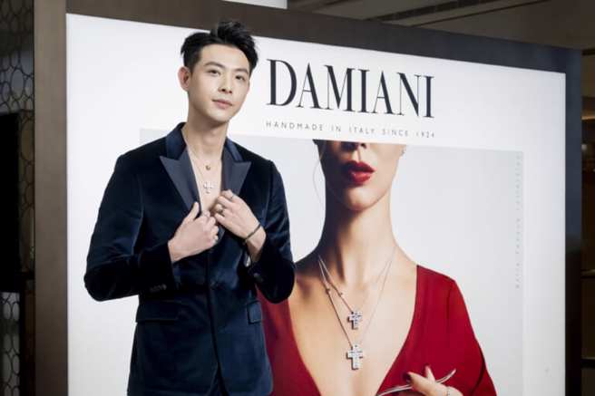 連晨翔擔任DAMIANI一日店長  秀胸肌衝業績。（DAMIANI提供）