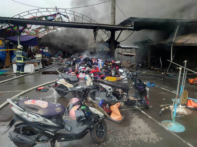 台中市太原路三段发生火灾，烧毁3机车及1汽车。（台中市消防局提供／陈淑芬台中传真）