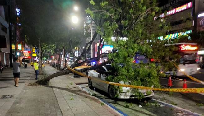 警方获报到场，将四周拉起封锁线，并通知厂商前来将车移走。（翻摄照片／崔正纲高雄传真）