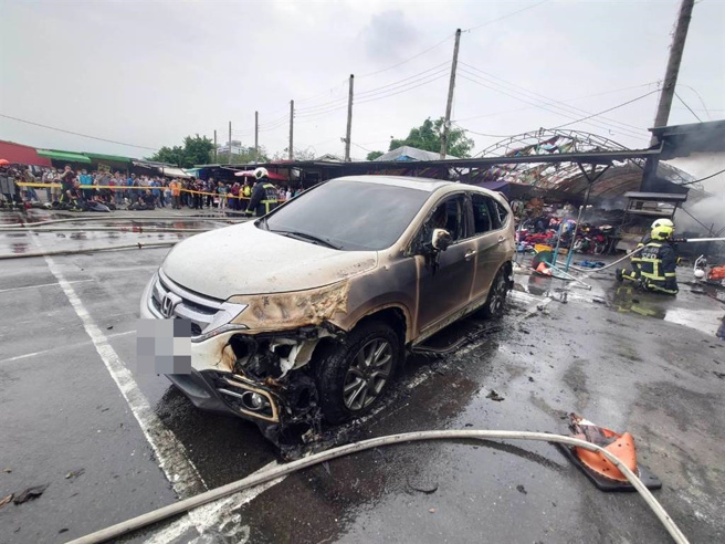 台中市太原路三段发生火灾，烧毁3机车及1汽车。（台中市消防局提供／陈淑芬台中传真）