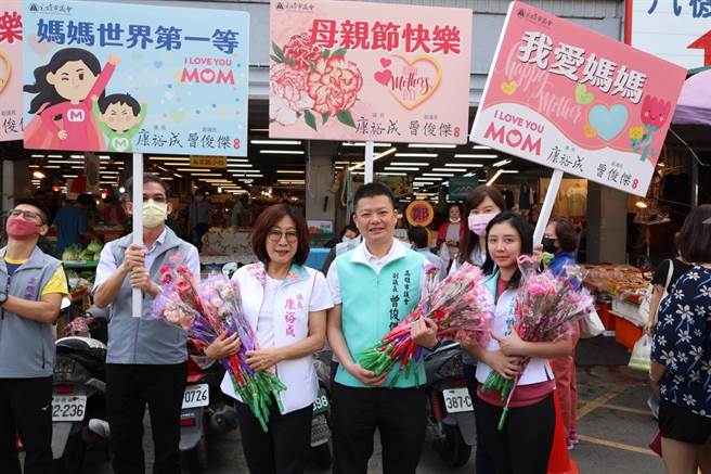 高市议长康裕成、副议长曾俊杰13日举办「康乃馨传爱」快闪活动，携手到三民区阳明市场，将一朵朵康乃馨送给辛苦的婆婆、妈妈。（高市议会提供／洪浩轩高雄传真）