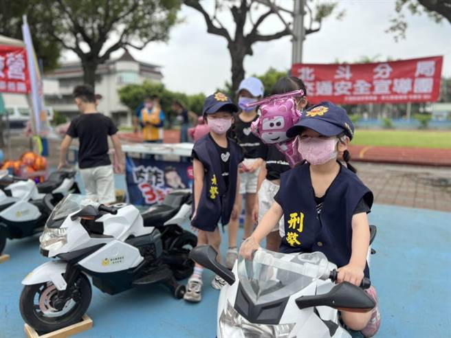 小朋友穿戴上警帽及刑警背心，并帅气地跨坐小哈雷。（民眾党提供／孙英哲彰化传真）