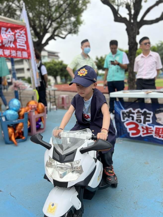 小朋友穿戴上警帽及刑警背心，并帅气地跨坐小哈雷。（民眾党提供／孙英哲彰化传真）