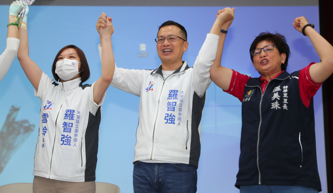 总统府前副秘书长罗智强于党内大安区立委初选中胜出，罗表示感谢锺沛君跟杨永明两位对手，在初选过程中的相互砥砺，他认为经歷了一场君子之争，三人也共同交出了非常漂亮的初选过程。（季志翔摄）