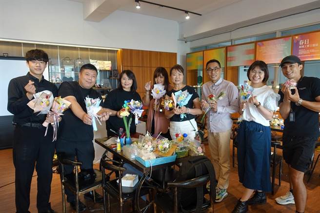 树德科大校友总会日前举办永生花制作活动。（树德科大提供／林瑞益高雄传真）