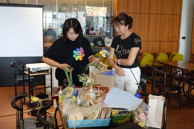 花艺老师施宥彤示范指导制作永生花。（树德科大提供／林瑞益高雄传真）