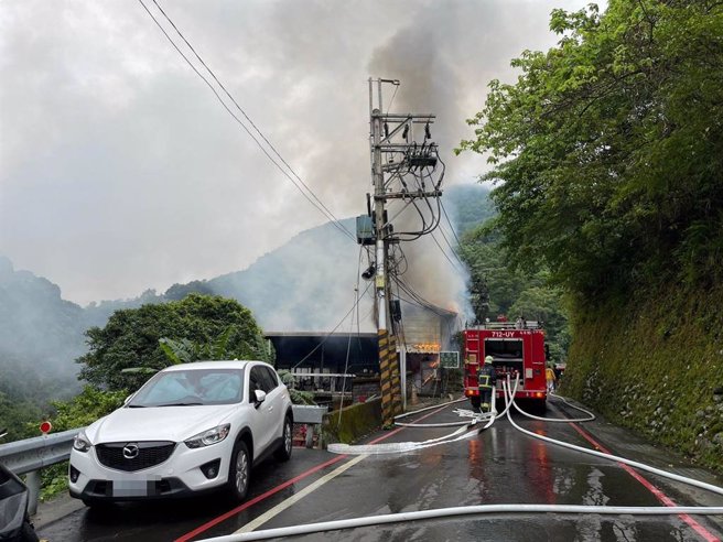 乌来某民宿3楼上午发生火警。（新北市消防局提供）