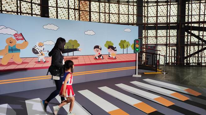 据靖娟基金会今天公布「2023年台湾儿童安全指标」调查指出，各项安全指标中，家长认为「公共场所安全」最低分、儿童则以「交通案全」最低分。（林良齐摄）