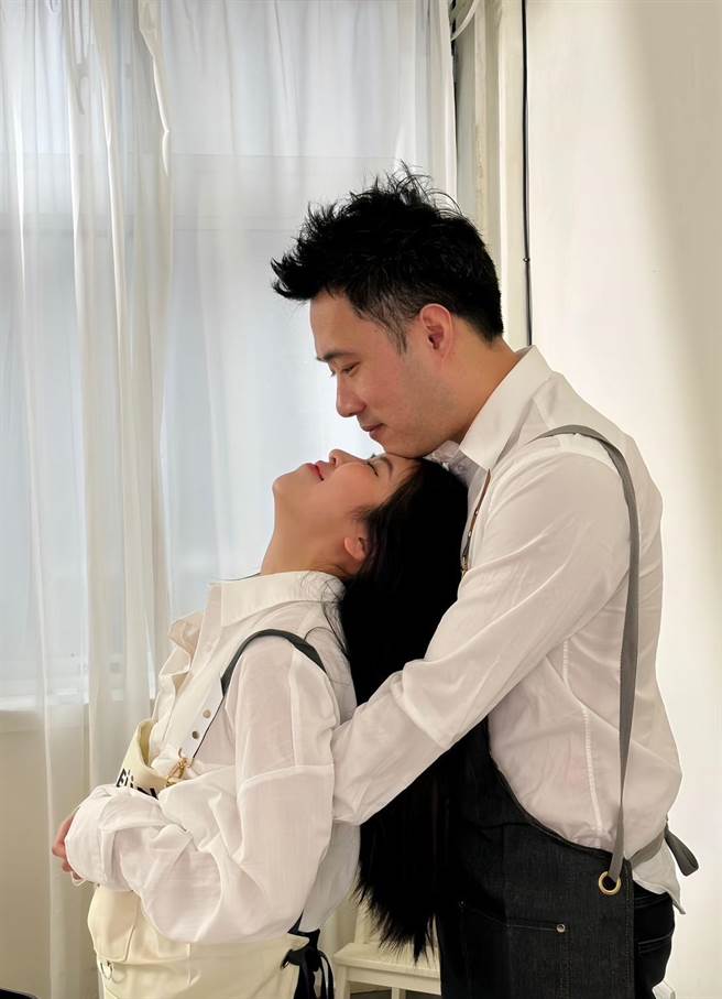 余祥铨（右）与女友柔柔交往5年，今天传出喜讯。（鸿凯娱乐提供）