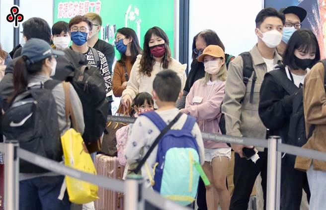 在桃园机场第一航厦内，出境旅客正在排队安检。（本报资料照）