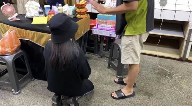 撞死3岁女童的杜姓孕妇今天现身灵堂下跪向女童致歉，一旁的女童父亲要她赶快起来。（民眾提供／曹婷婷台南传真）