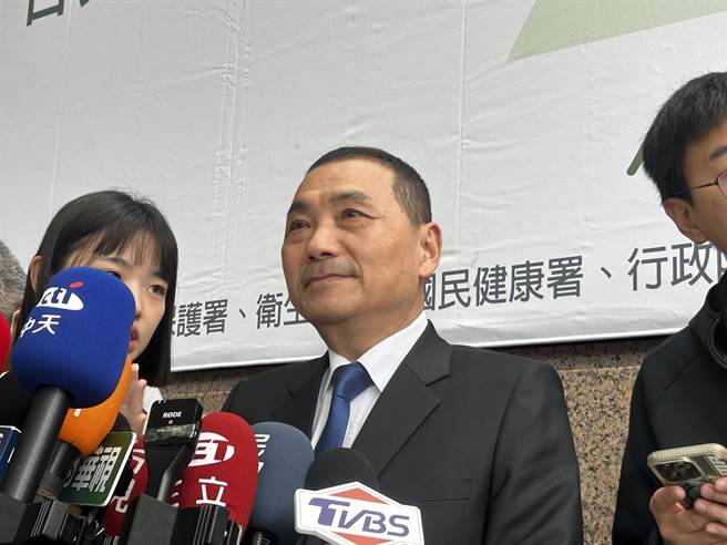 新北市长侯友宜今上午前往台北世贸一馆出席国定佛诞节浴佛祈福法会，会前受访。（陈薏云摄）