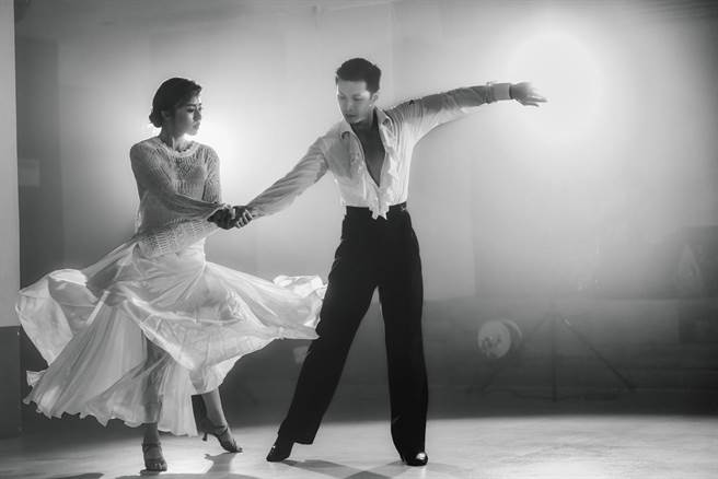 王瞳跟广正老师为了生日惊喜大秀国标舞。（民视提供）