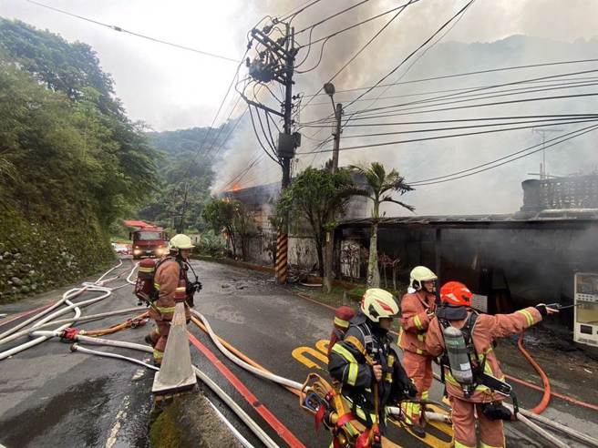 乌来某民宿3楼上午发生火警。（新北市消防局提供）