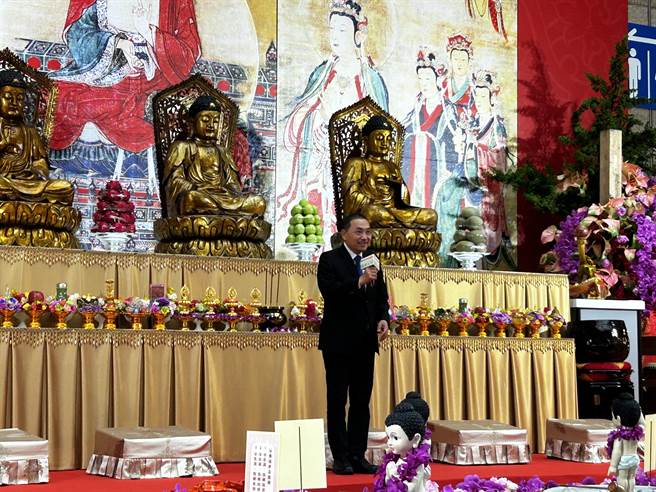 新北市长侯友宜13日出席国际蔬食文化节暨国定佛诞节浴佛祈福法会，表达对已故星云法师的缅怀。（陈薏云摄）