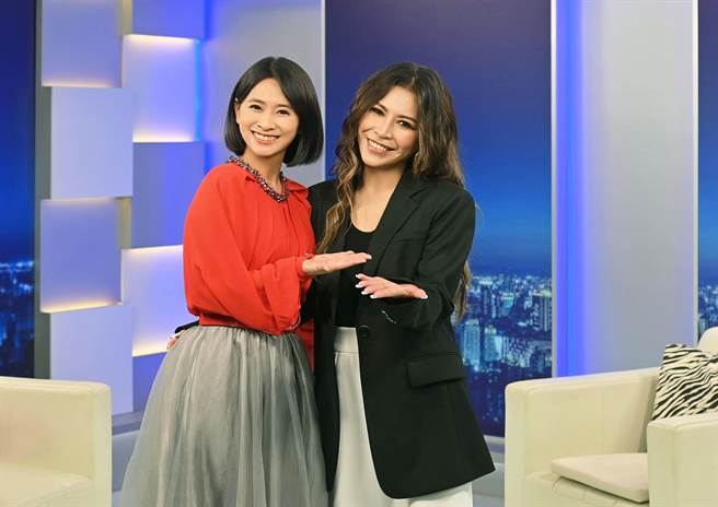 艾怡良（右）与《台湾名人堂》主持人侯乃榕相见欢。（台视提供）