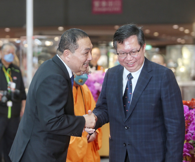 新北市长侯友宜13日出席「 2023国际蔬食文化节-蔬福生活 国定佛诞节浴佛祈福法会」，侯友宜（左）与行政院副院长郑文灿（右）短暂交谈。（陈怡诚摄）