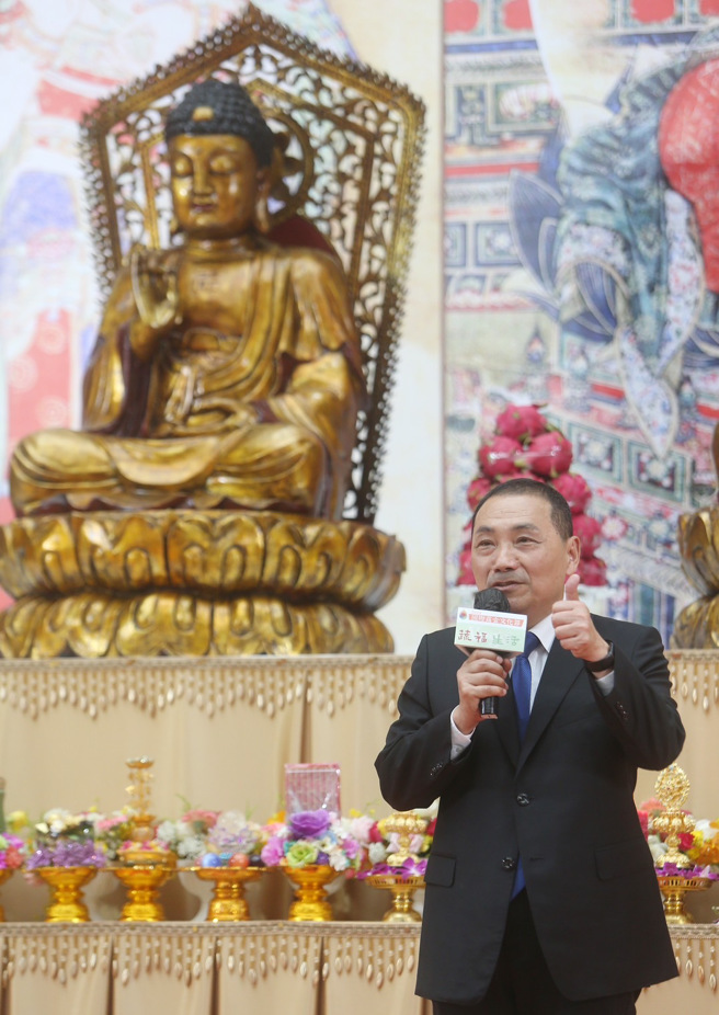 新北市长侯友宜13日出席「 2023国际蔬食文化节-蔬福生活 国定佛诞节浴佛祈福法会」。（陈怡诚摄）