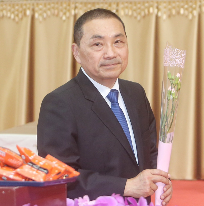 新北市长侯友宜13日出席「 2023国际蔬食文化节-蔬福生活 国定佛诞节浴佛祈福法会」。（陈怡诚摄）