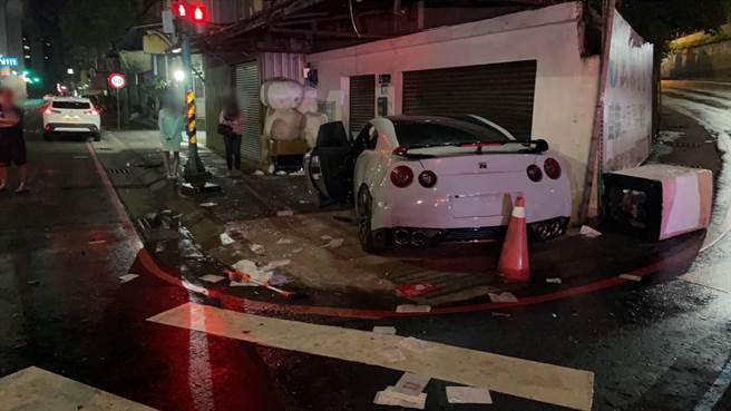 GTR跑车发生撞击后滑到路旁的人行道。（警方提供）
