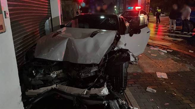 GTR跑车车头也严重毁损。（警方提供）