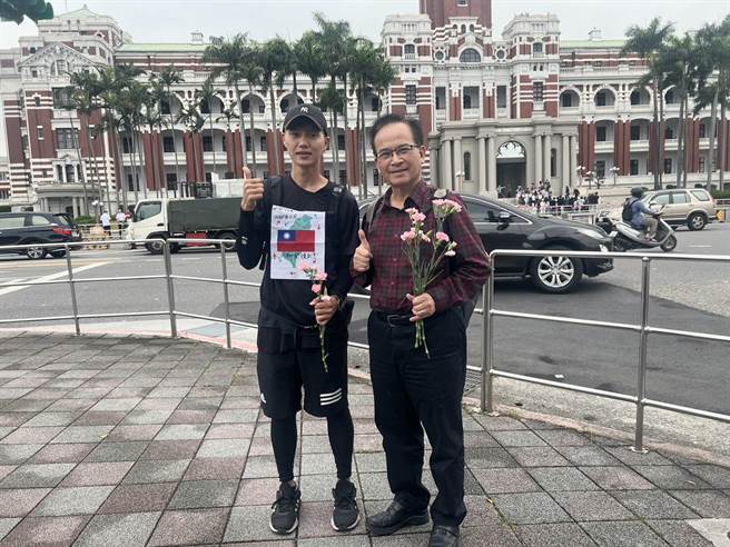 前台南县长、总统参选人苏焕智，今早帮网红阿闹徒步环岛加油打气。（苏焕智办公室提供／游念育台北传真）