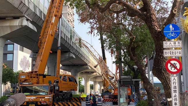 兴富发文心爱悦建案10日吊臂砸进中捷轨道，列车随后撞上造成1死10伤。（张亦惠摄）