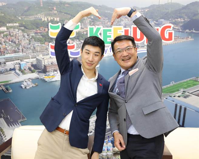 ▲基隆市政府发言人余治明（左）与民政处长张渊翔（右）透过「基隆Podcast」广播节目宣传单身联谊与求婚等活动。（基隆市政府提供／徐佑升基隆传真）